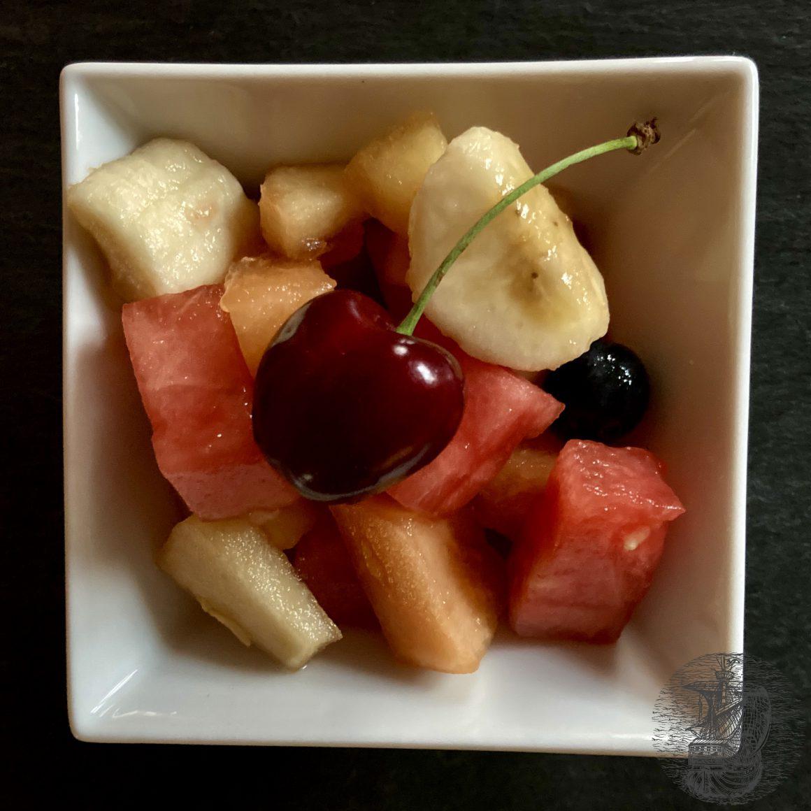 Fruchtsalat mit Kirsche