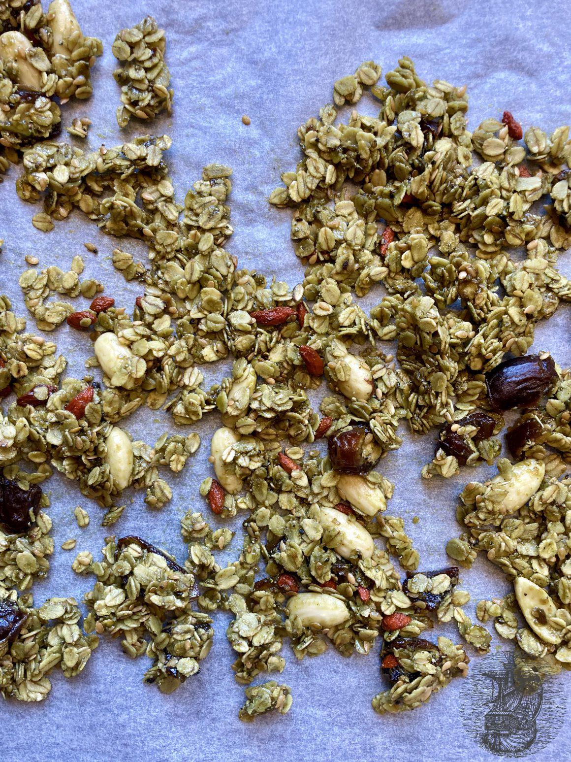 Granola mit Matcha und Datteln