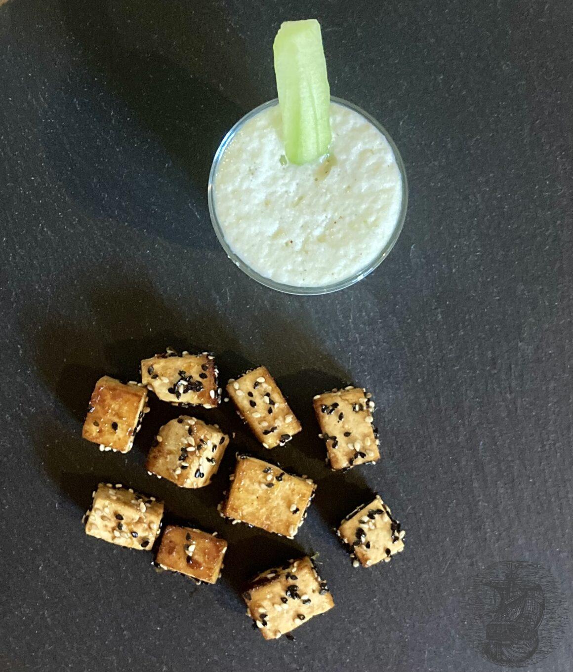 Gurkensuppe un marinierter Tofu